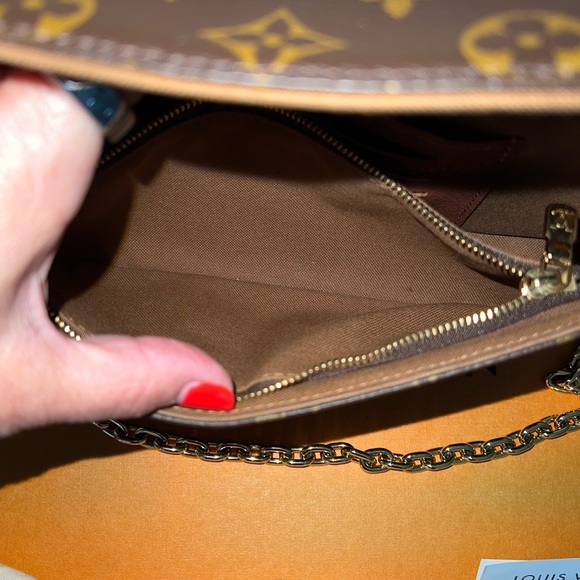 Luis Vuitton Wallet on chain BRAND NEW used handful of times. YES ITS REAL - Picture 3 of 5